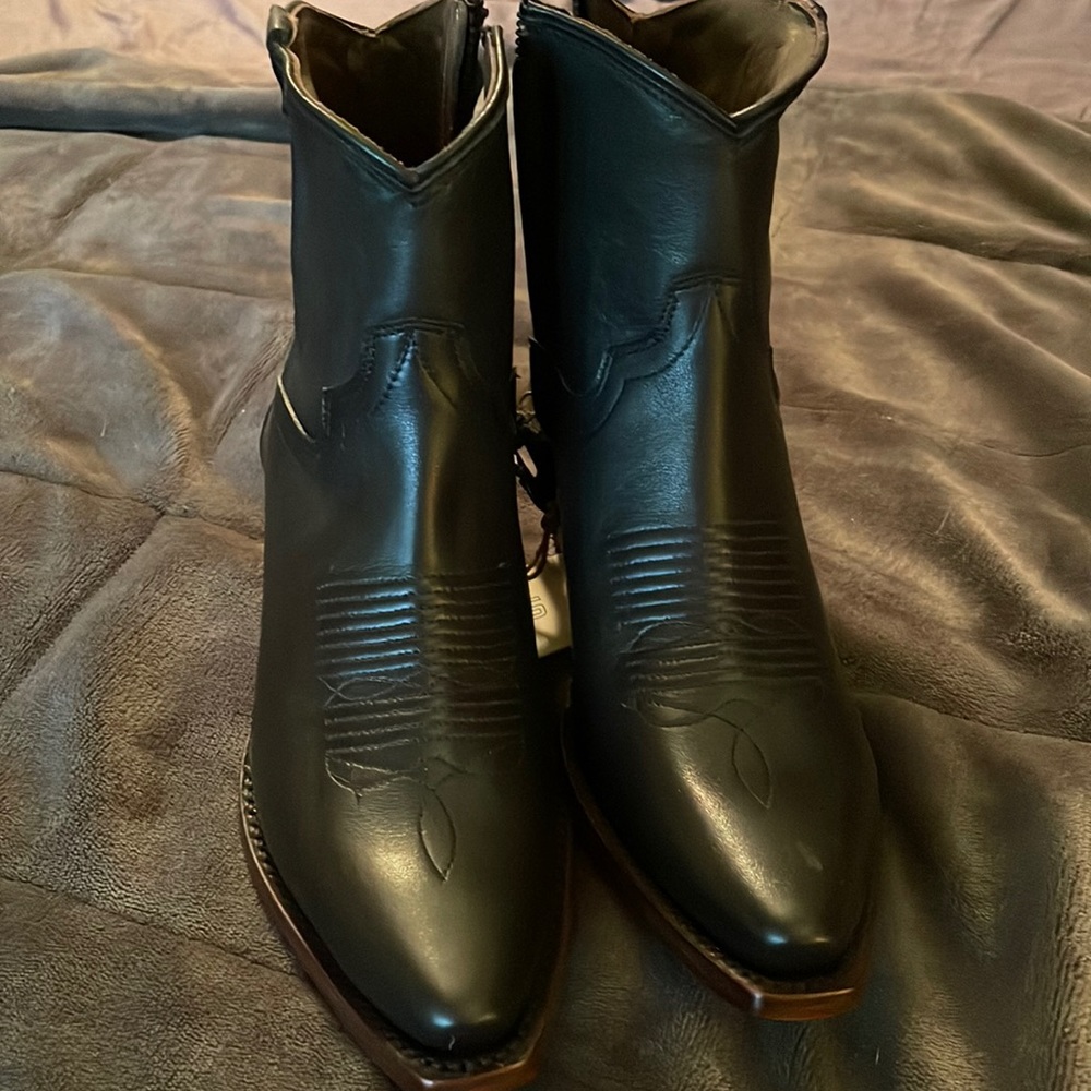 Tecovas, size 6 black